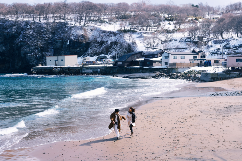 小樽の雪の海辺で撮影したウェディングフォト