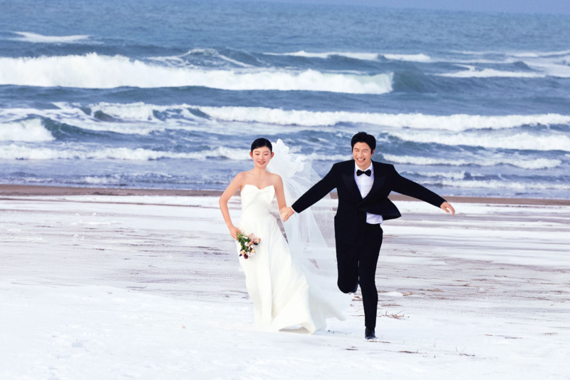 北海道の雪の海辺で撮影したフォトウェディング
