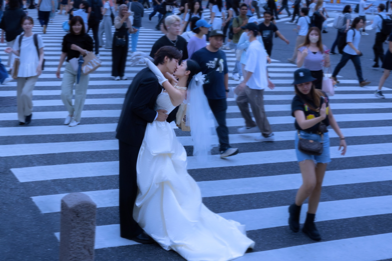東京の街で撮影した日本ウェディングフォト