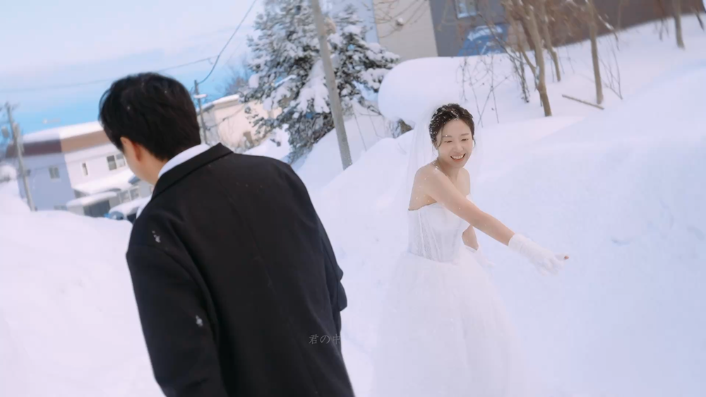 北海道小樽雪坡上回头微笑的新娘，真实婚前影像