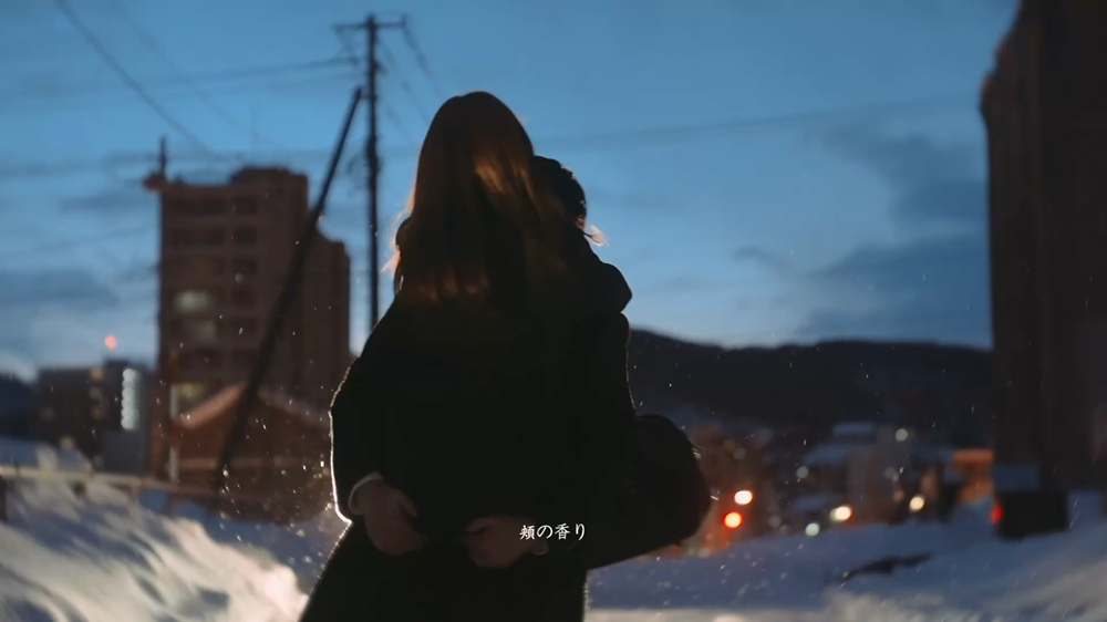 北海道小樽蓝调街道上的情侣婚前影像