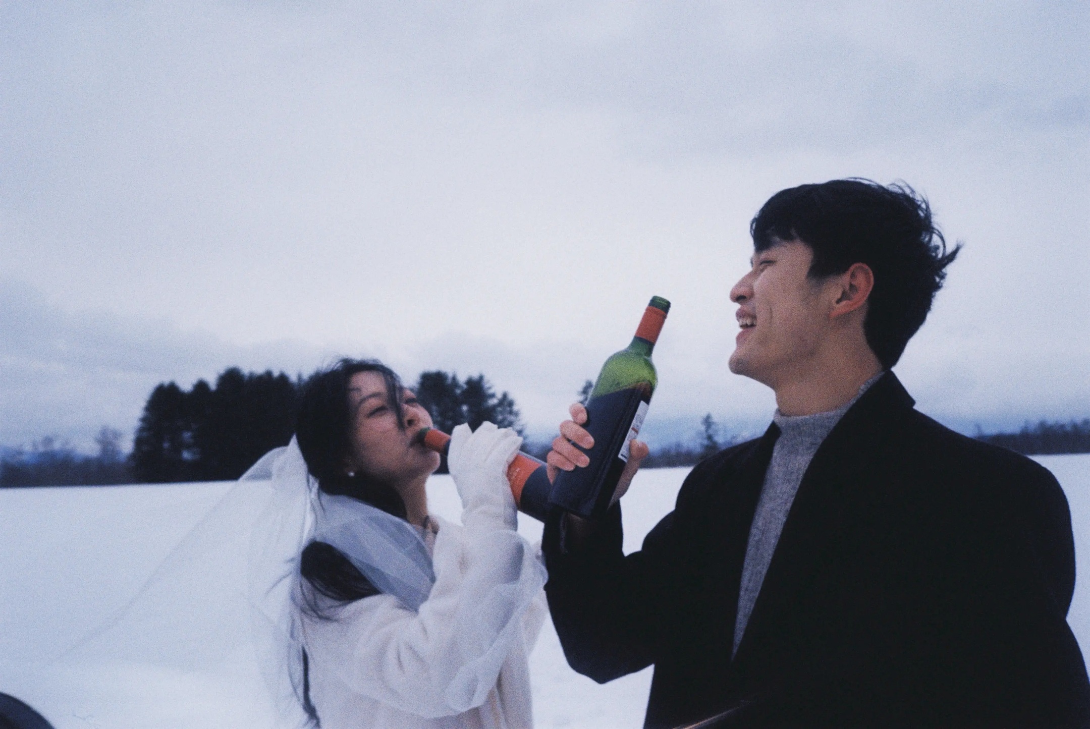 홋카이도 눈길을 걷는 웨딩 촬영