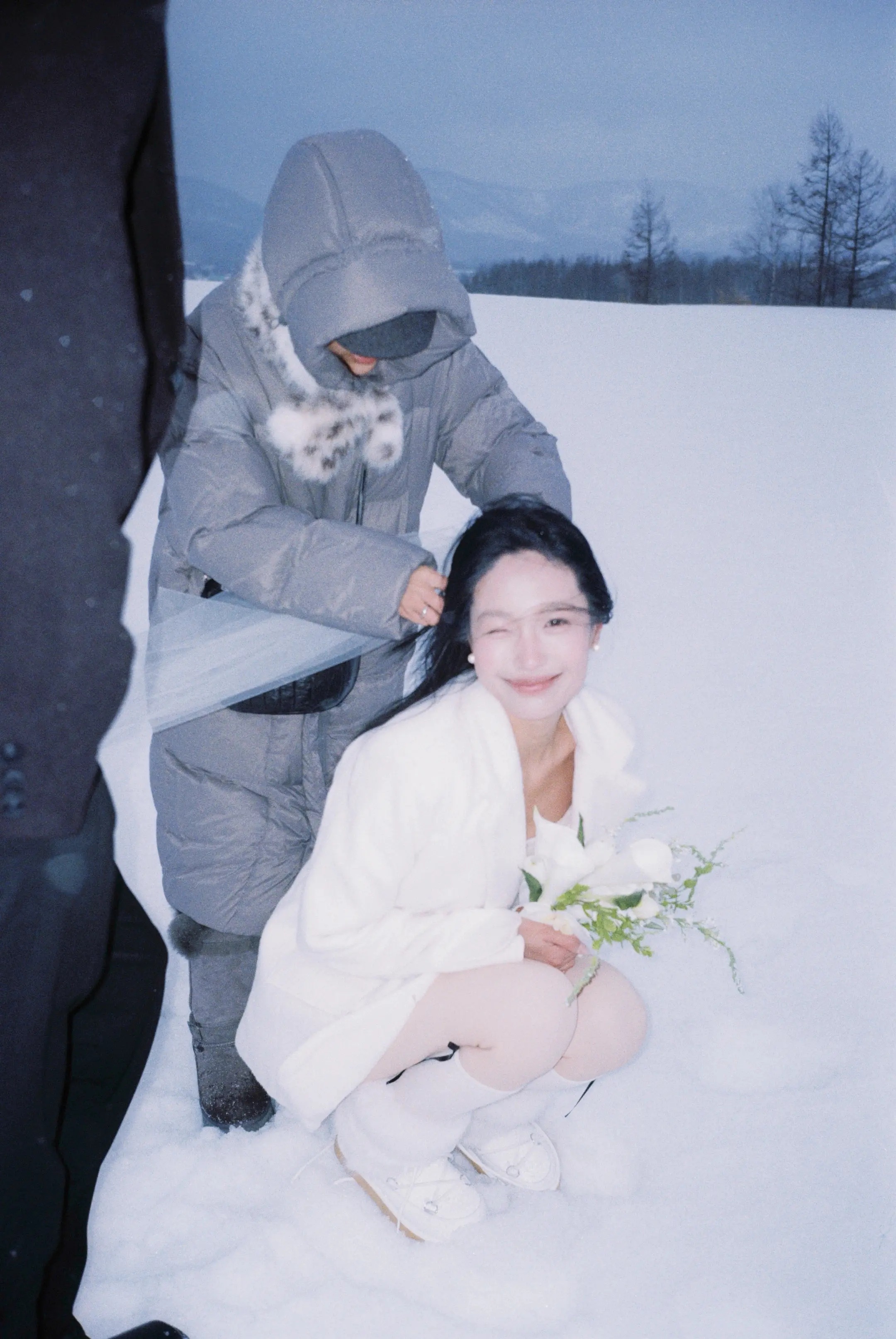 雪地中整理头发的婚纱旅拍花絮