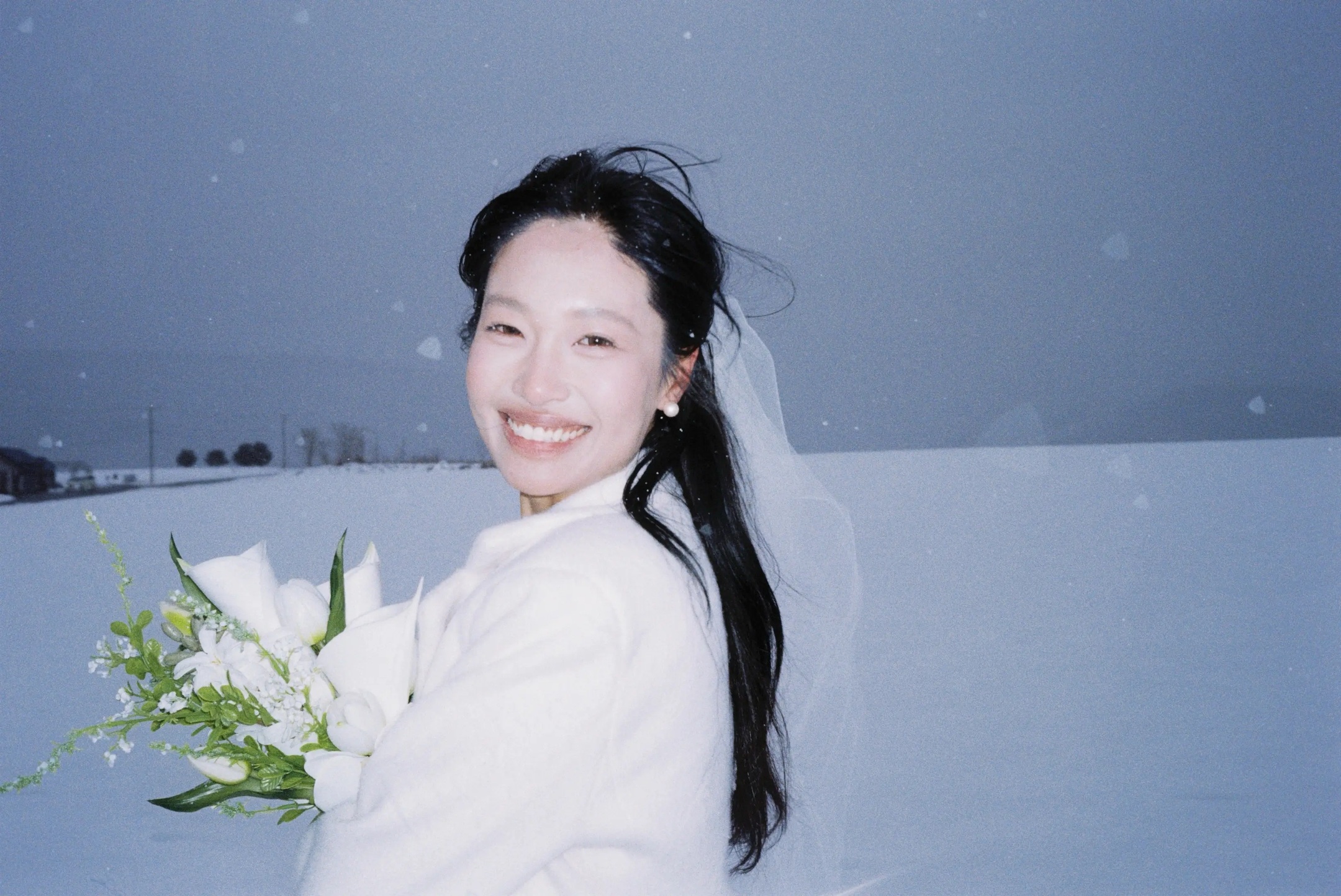 北海道雪景婚纱照 新娘与恋人冬季旅拍