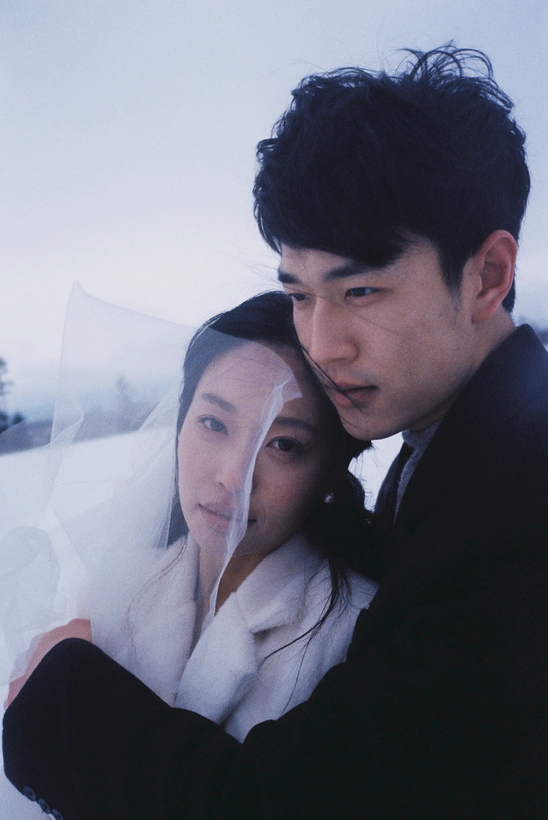 雪地婚纱照中的新郎与新娘近景