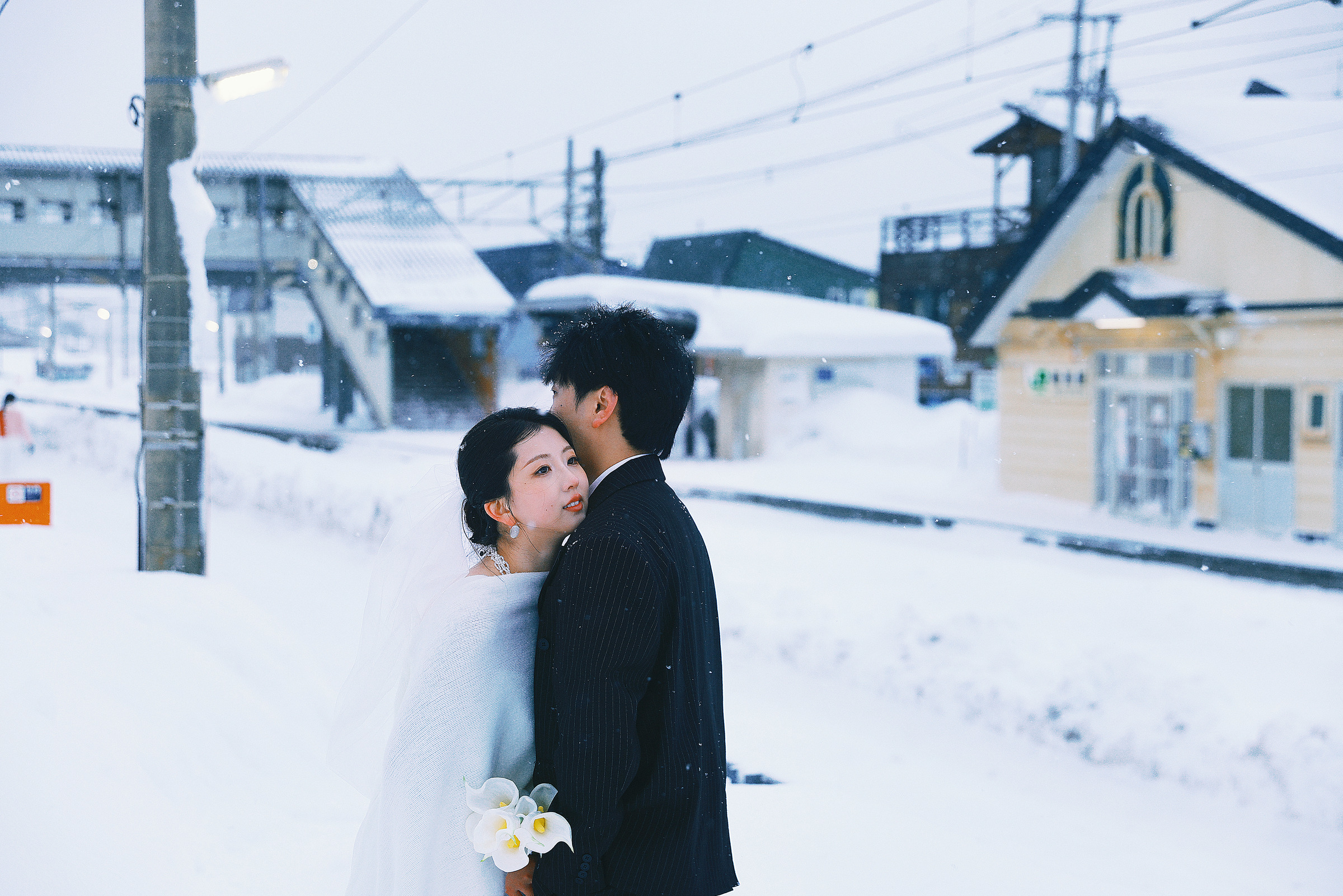 小樽车站附近雪地中的拥抱