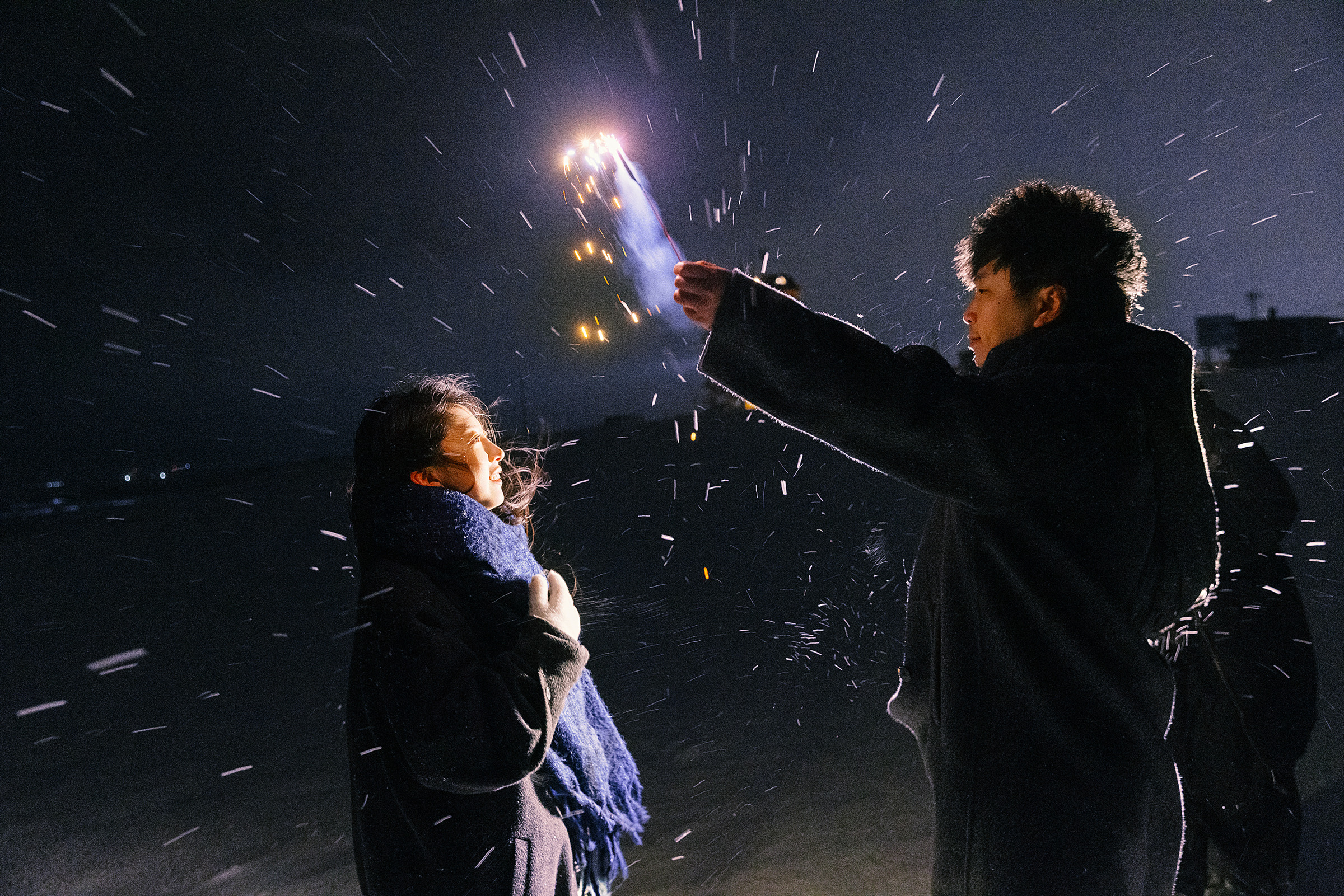 夜间雪景中点亮的仙女棒近景